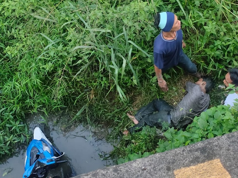 Kecelakaan di Plumbon Cirebon, Pengendara Motor Terjun ke parit