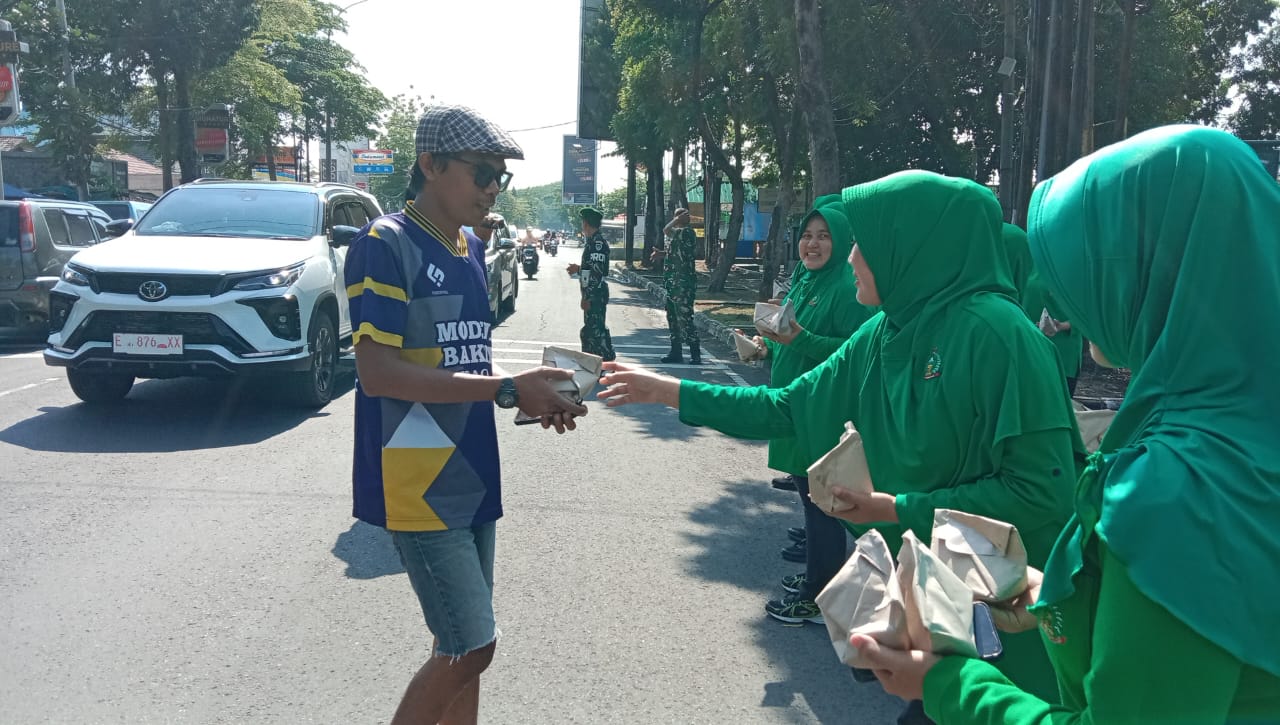 Persit KCK Cab. XXV Kodim 0614/Kota Cirebon Gelar Jum’at Berkah, Bagikan Nasi Kemasan di Jalan Pemuda