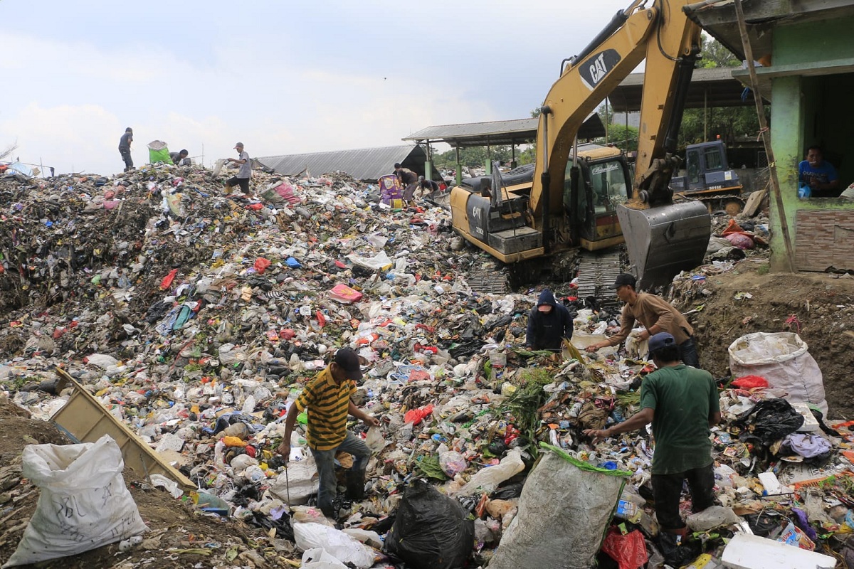 Volume Sampah TPA Kopiluhur Cirebon Melonjak Selama Ramadan, 200 Ton Lebih per Hari