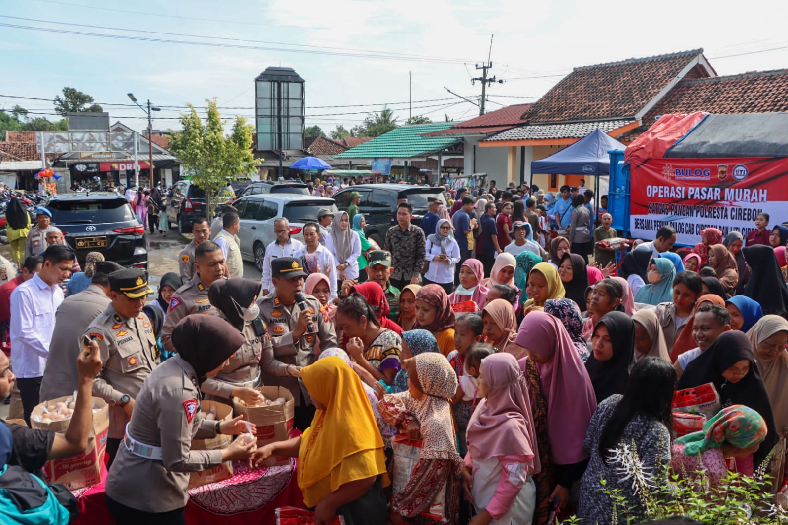 Warga Antusias Serbu Operasi Pasar Beras Murah Satgas Pangan Polresta Cirebon, Bulog, dan IJTI Cirebon Raya