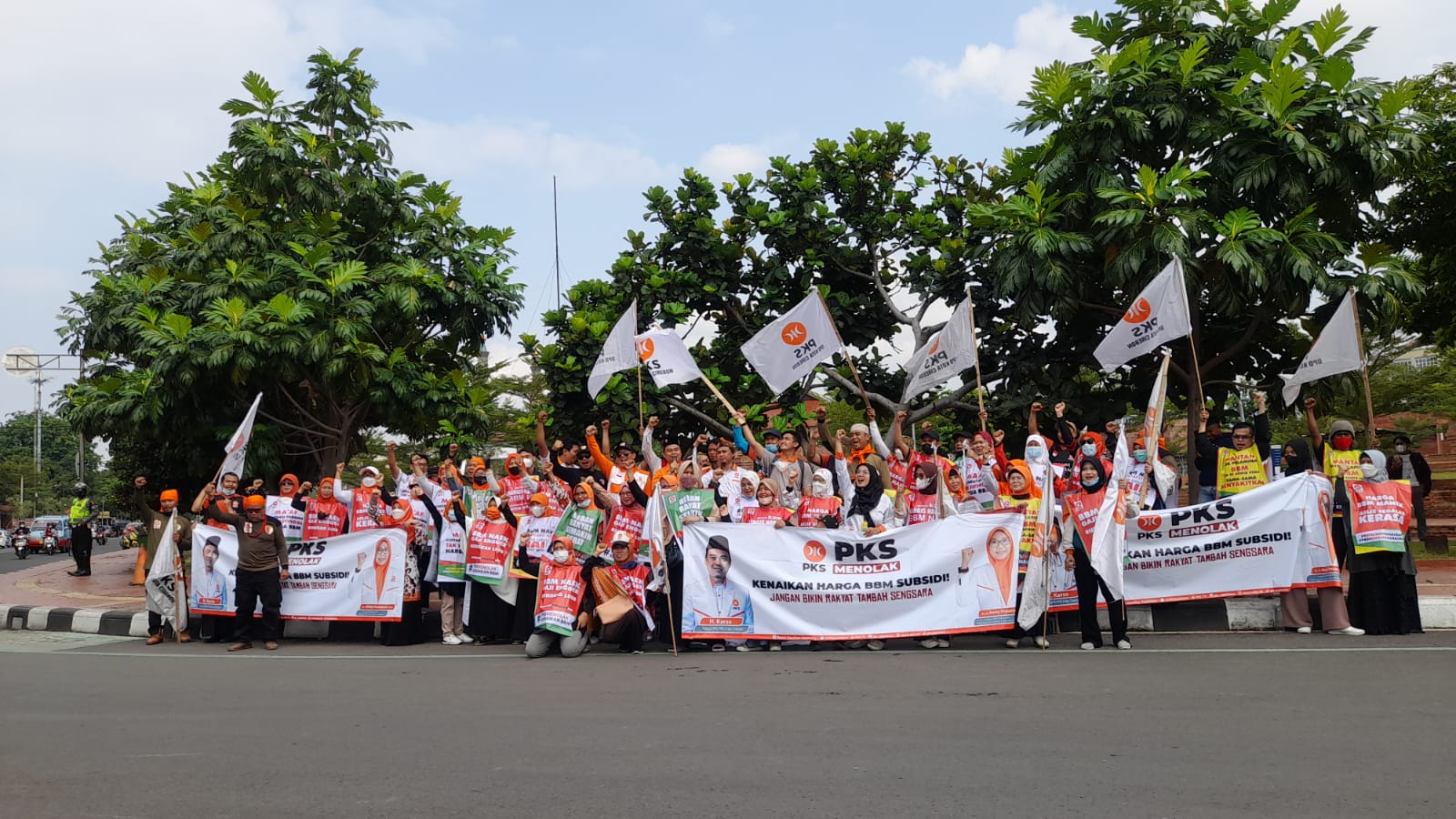 Tolak Kenaikan Harga BBM, PKS Kota Cirebon Lakukan ini di Depan Alun-alun Kejaksan