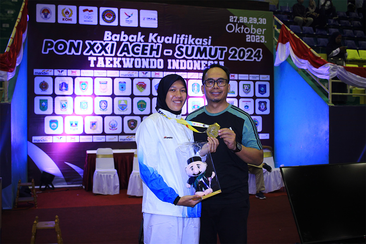 Febriyanti Atlet Taekwondo Kota Cirebon Lolos ke PON, Jawa Barat Juara Umum 