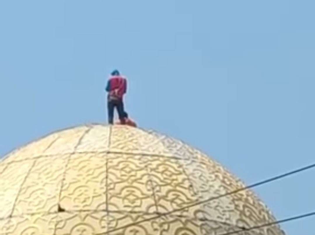 Viral, Pria Joget di Kubah Masjid Ujunggebang Cirebon, Penjelasan Warga: Tukang Sedang Kerja