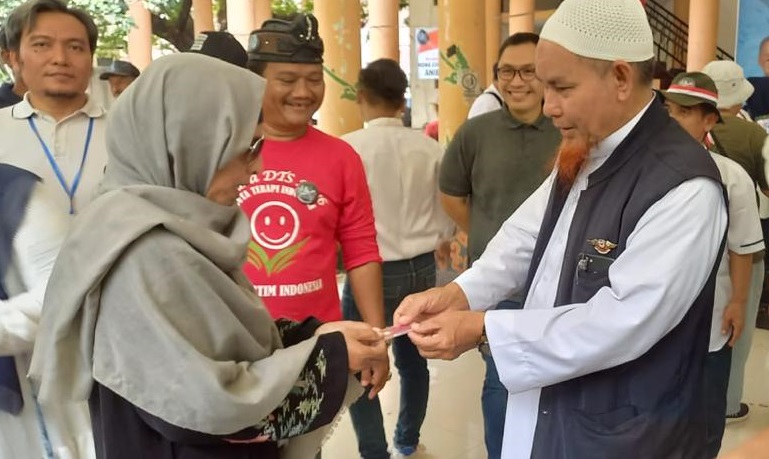 Relawan Anies Baswedan di Cirebon Deklarasi Dukungan Calon Presiden, Bagi-bagi Emas