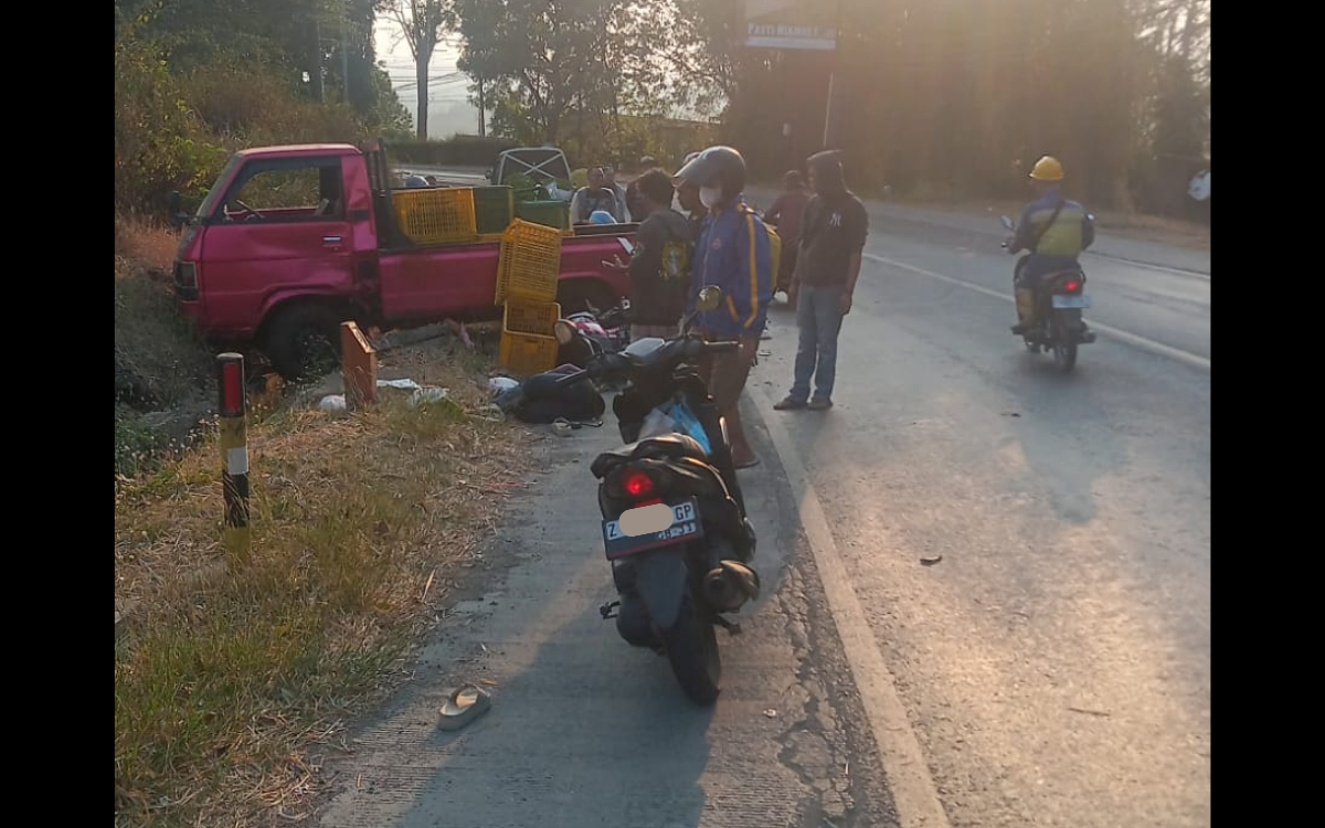 Kecelakaan di Gronggong, Pick Up Oleng Tabrak Motor, Korban Luka Berat