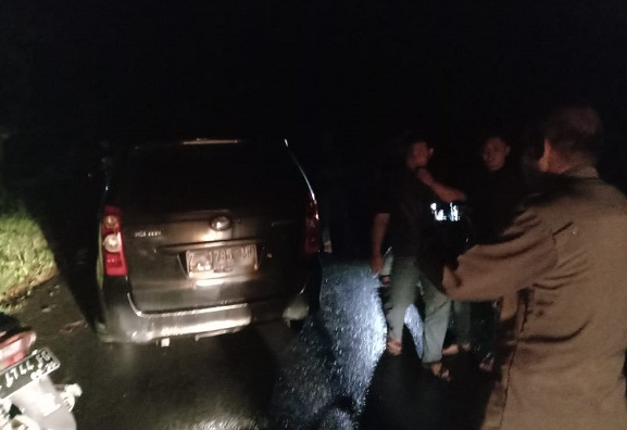 Pemilik Avanza Hitam Ini Sedang Dicari Polisi Setelah Tabrak Lari Tadi Malam, Ada yang Kenal?