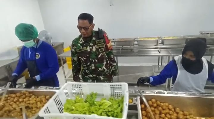 Pastikan Kualitas Makanan Bisa Dikonsumsi, Babinsa Kalijaga Monitoring Program MBG