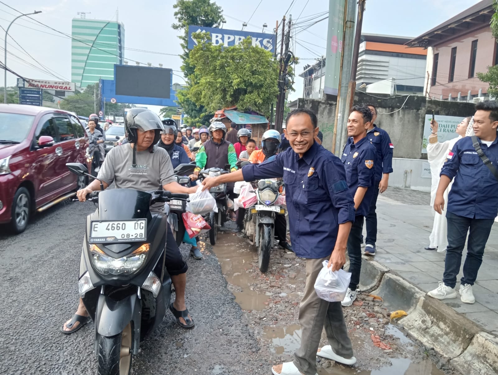 Aksi Berbagi Ramadan, Prabu Ciayumajakuning Bagikan Ratusan Paket Takjil