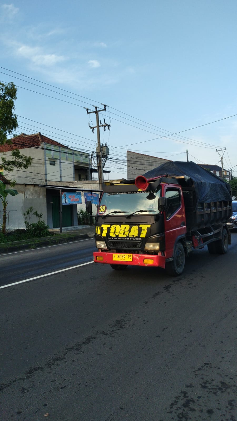 Aktivitas Galian C Meresahkan Pengguna Jalan Material berceceran di jalan, Berbahaya Bagi penggunaan jalan 