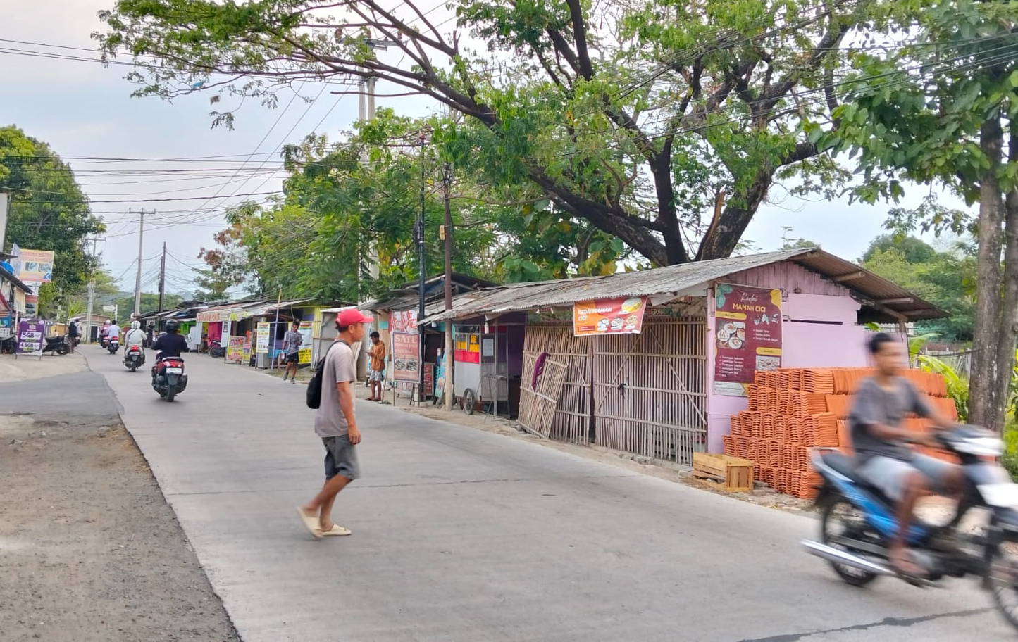 Bangunan Liar Jembatan Merah Jadi Ladang Cuan Oknum Perangkat Desa, Benarkah?