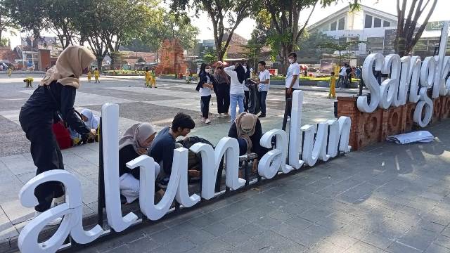 Mahasiswa UCIC Ngobeng Hari Jadi Kota Cirebon, Bebeja di Alun-alun Sangkala Buana 