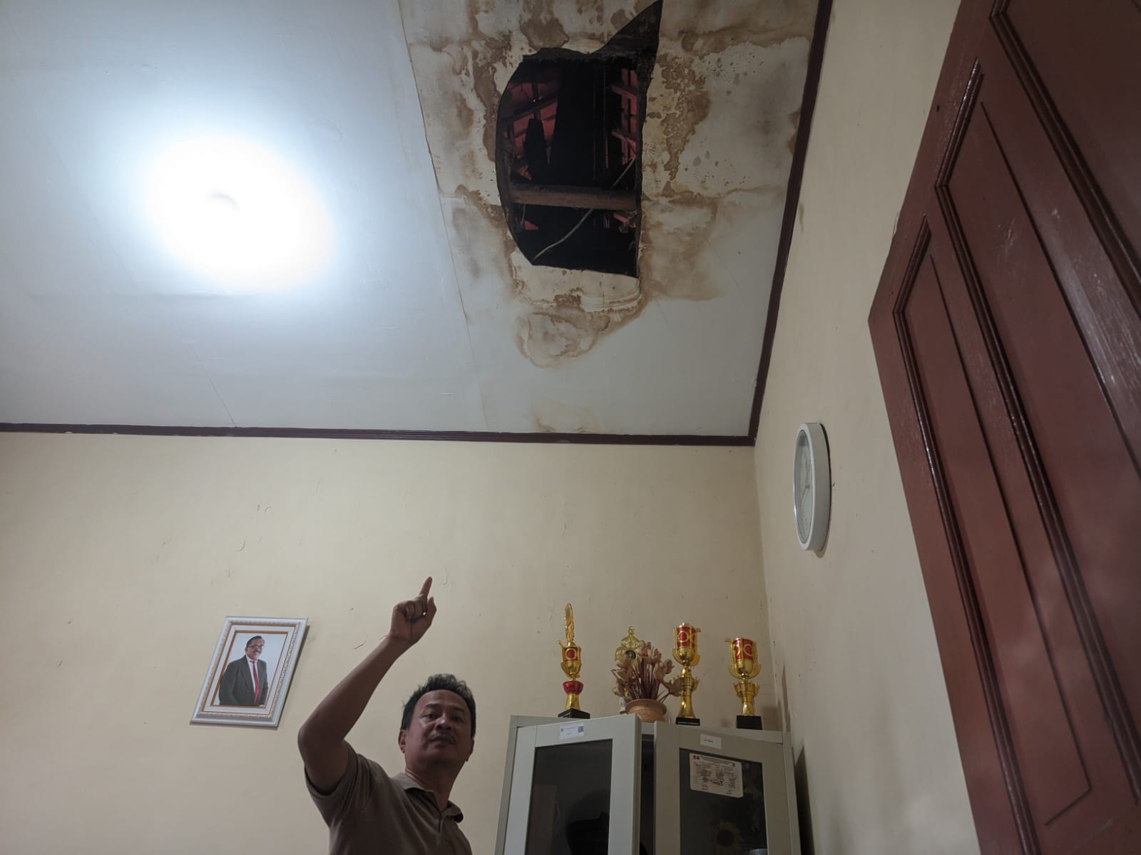 BRUKK! Pegawai Kecamatan Gebang Harus Mendapatkan Perawatan Medis Usai Tertimpa Atap Plafon 