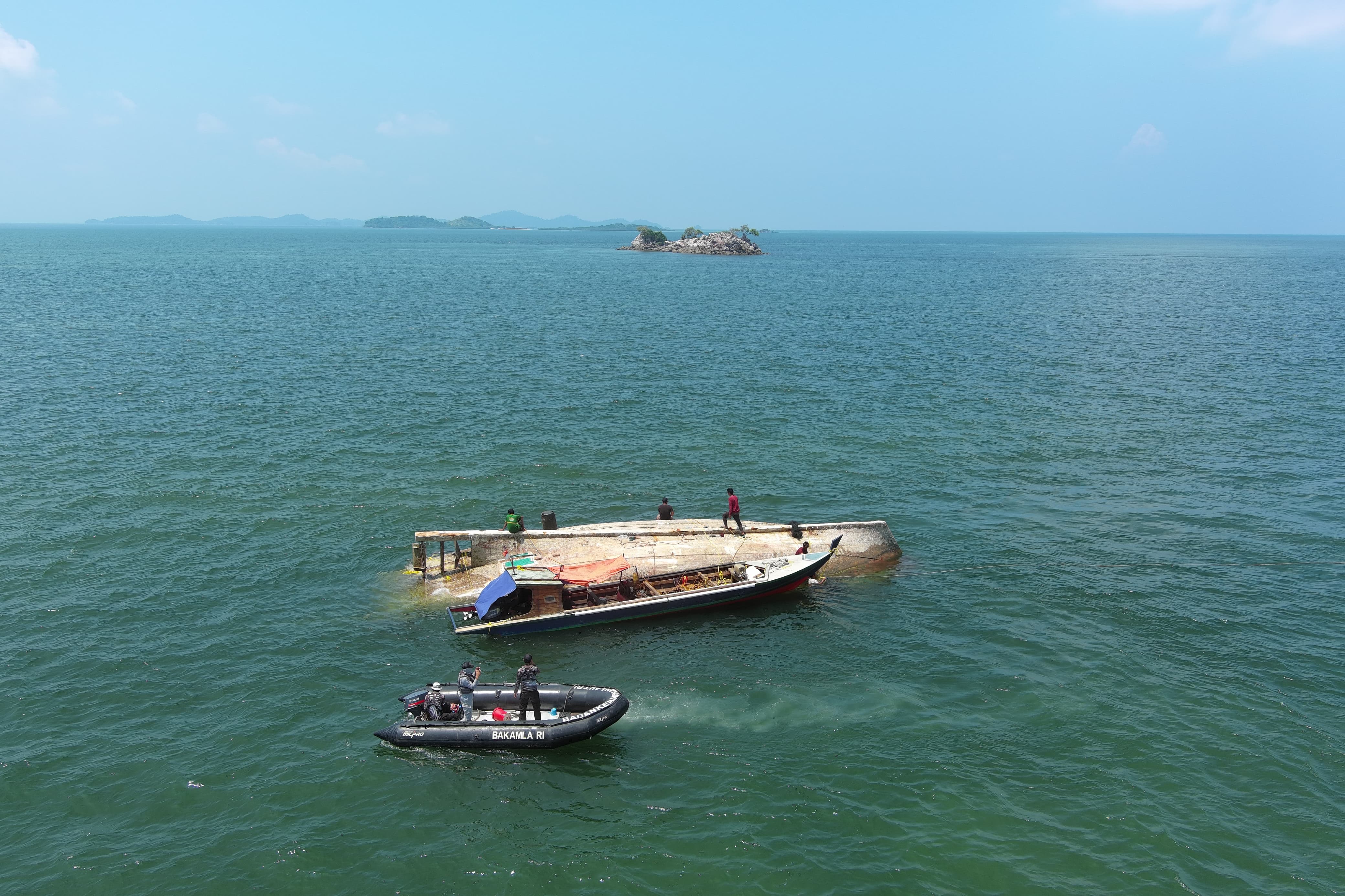 KM Aneka Jaya Terbalik di Perairan Pulau Cucu Petong, Bakamla RI Segera Lakukan Ini