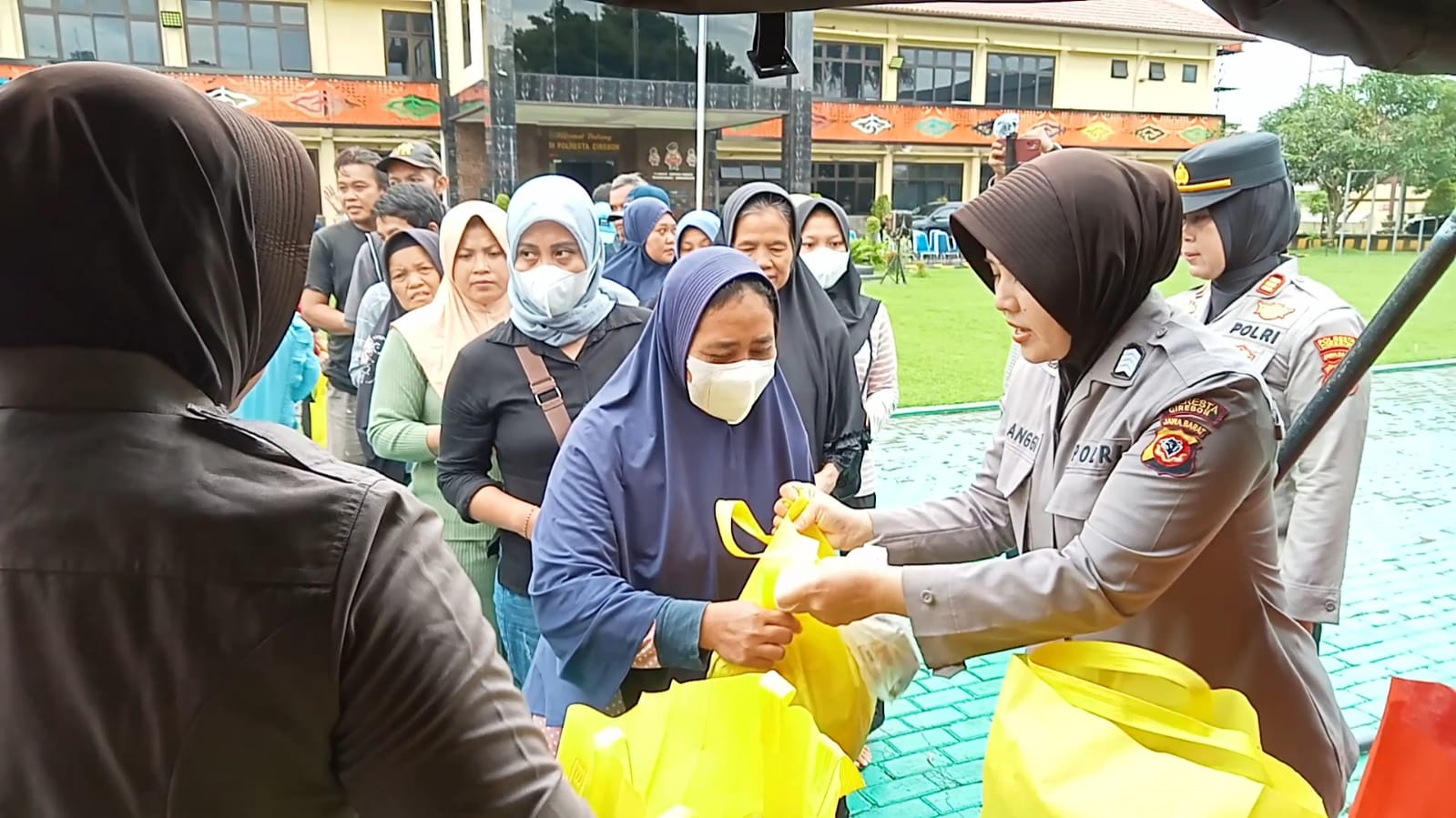 Emak-Emak Serbu Bazar Murah Polresta Cirebon, Paket Sembako Langsung Ludes