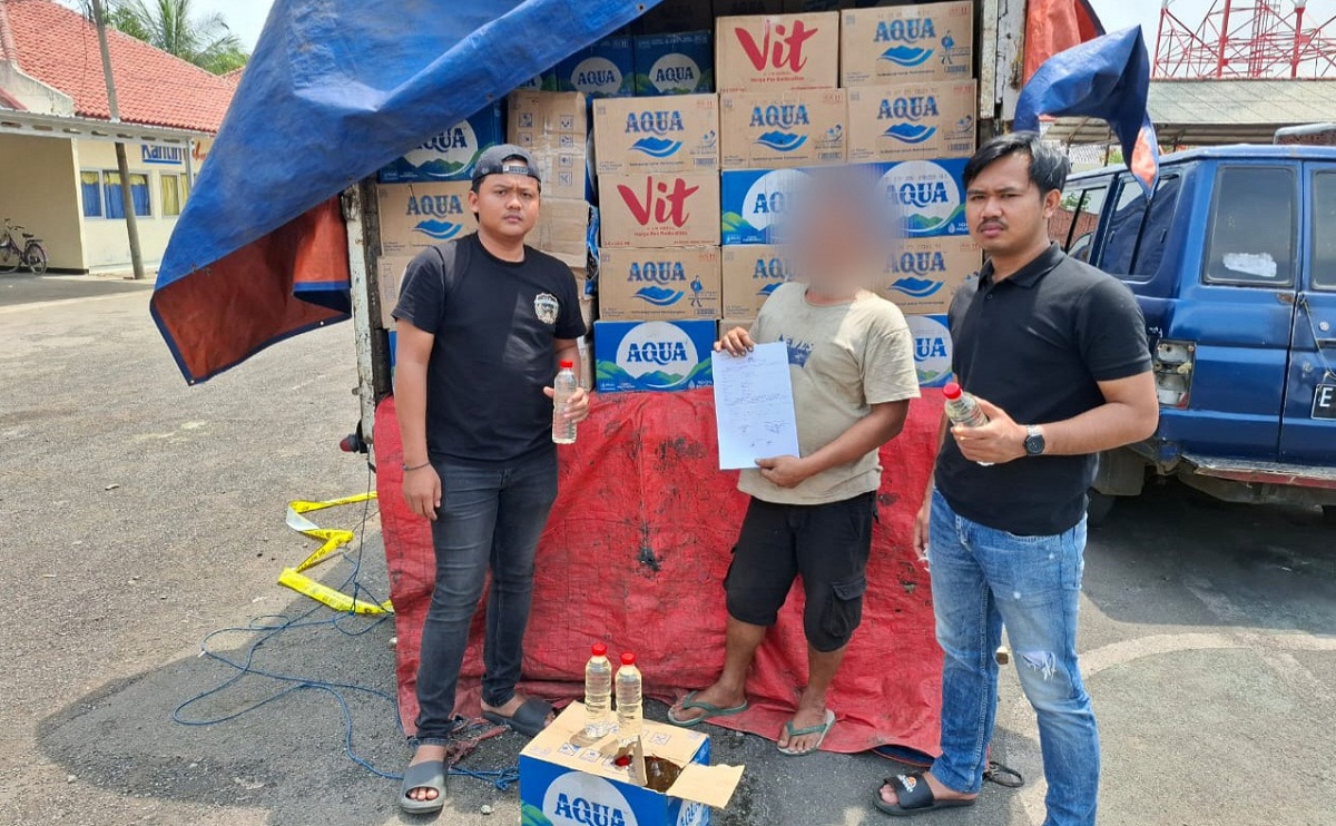 Diangkut Pakai Truk dari Solo, 9.600 Botol Miras Diamankan di Indramayu 