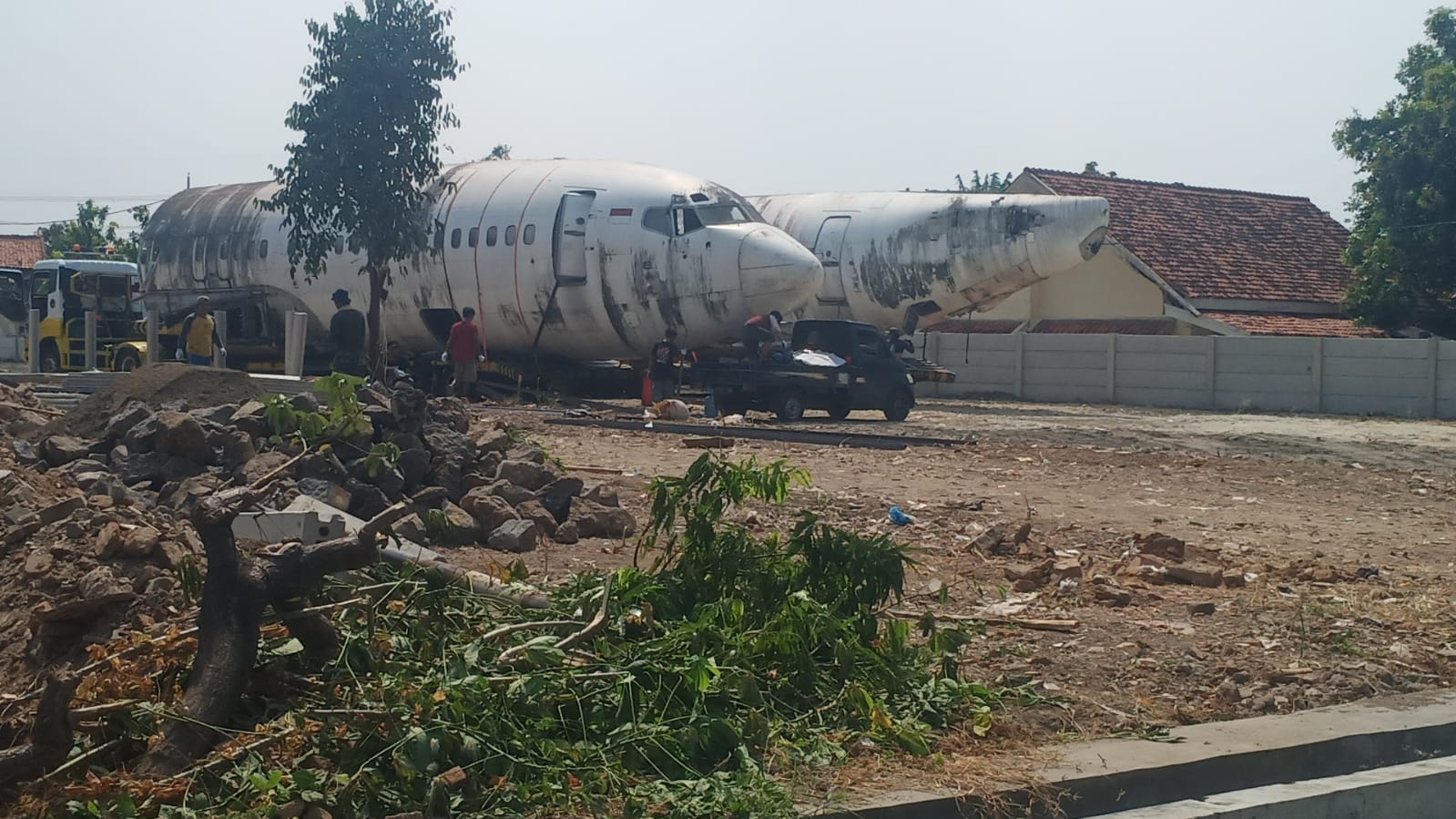 Ada Pesawat 'Terdampar' di Jalan Wahidin Kota Cirebon, Lihat!
