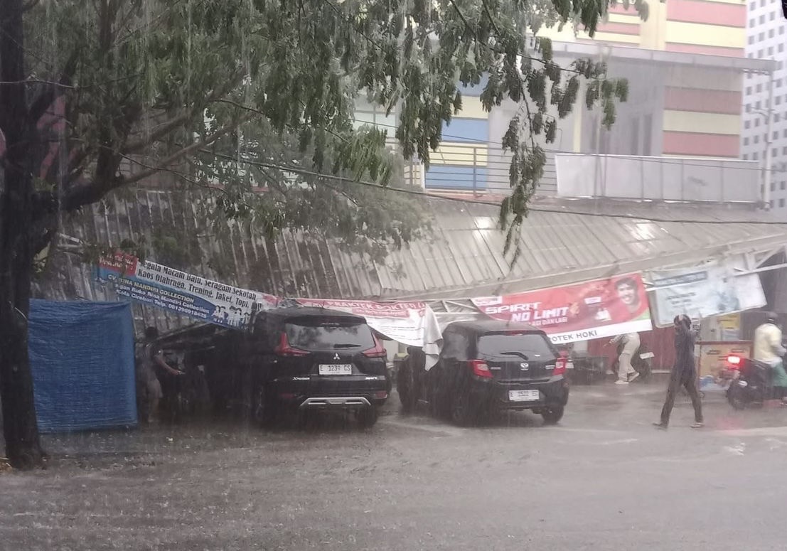 Cirebon Dilanda Hujan Deras, Perumnas Banjir, Mobil Tertimpa Kanopi di Majasem