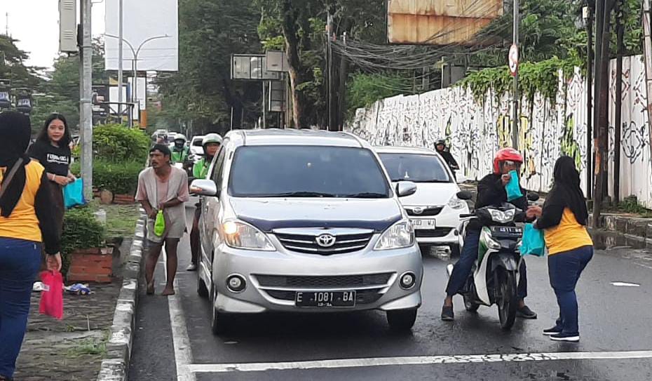 Payung Suci Paguyuban Urang Sumedang Berbagi Takjil di Jl Pemuda Kota Cirebon