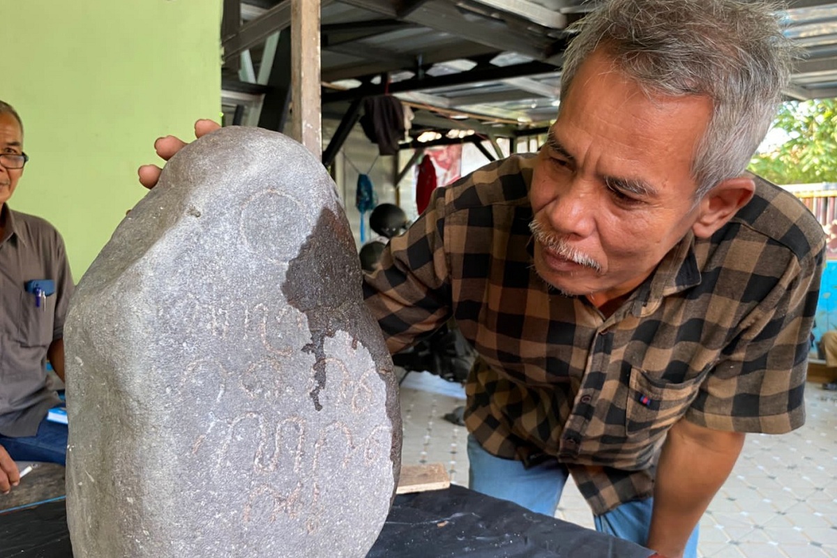 Penemuan Batu Bertuliskan Aksara Kuno di Dekat Situs Dampu Awang Indramayu