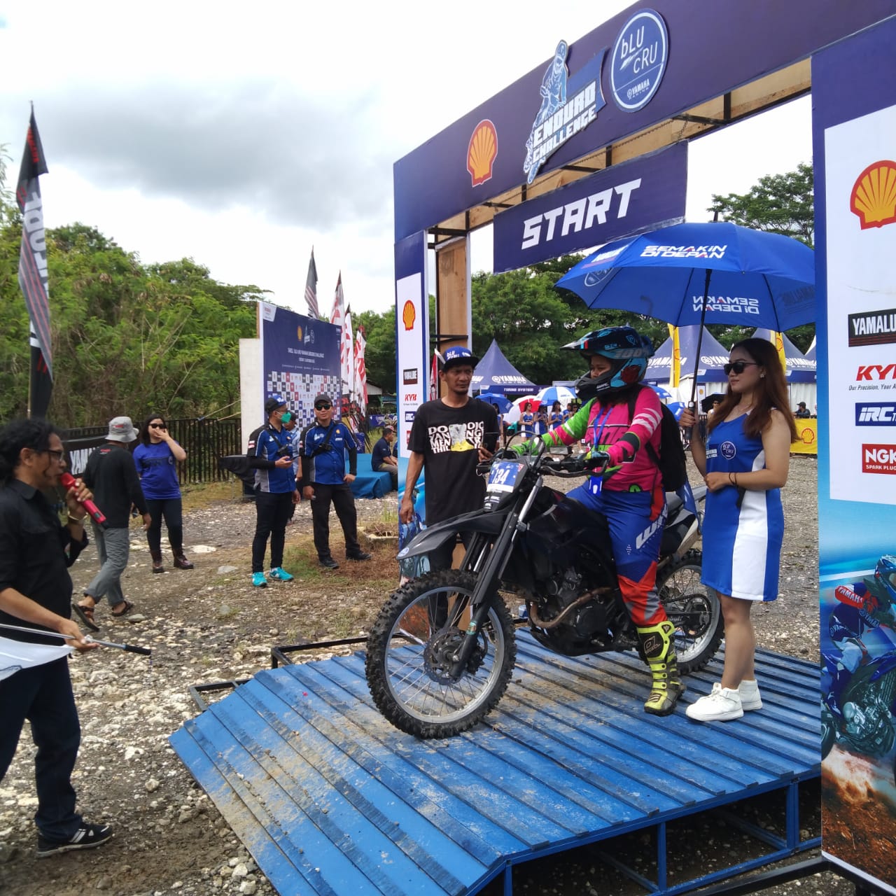 Berani Tampil Beda, Peserta Wanita Shell bLU cRU Yamaha Enduro Challenge Pilih WR 155 R  Partner Berkendara