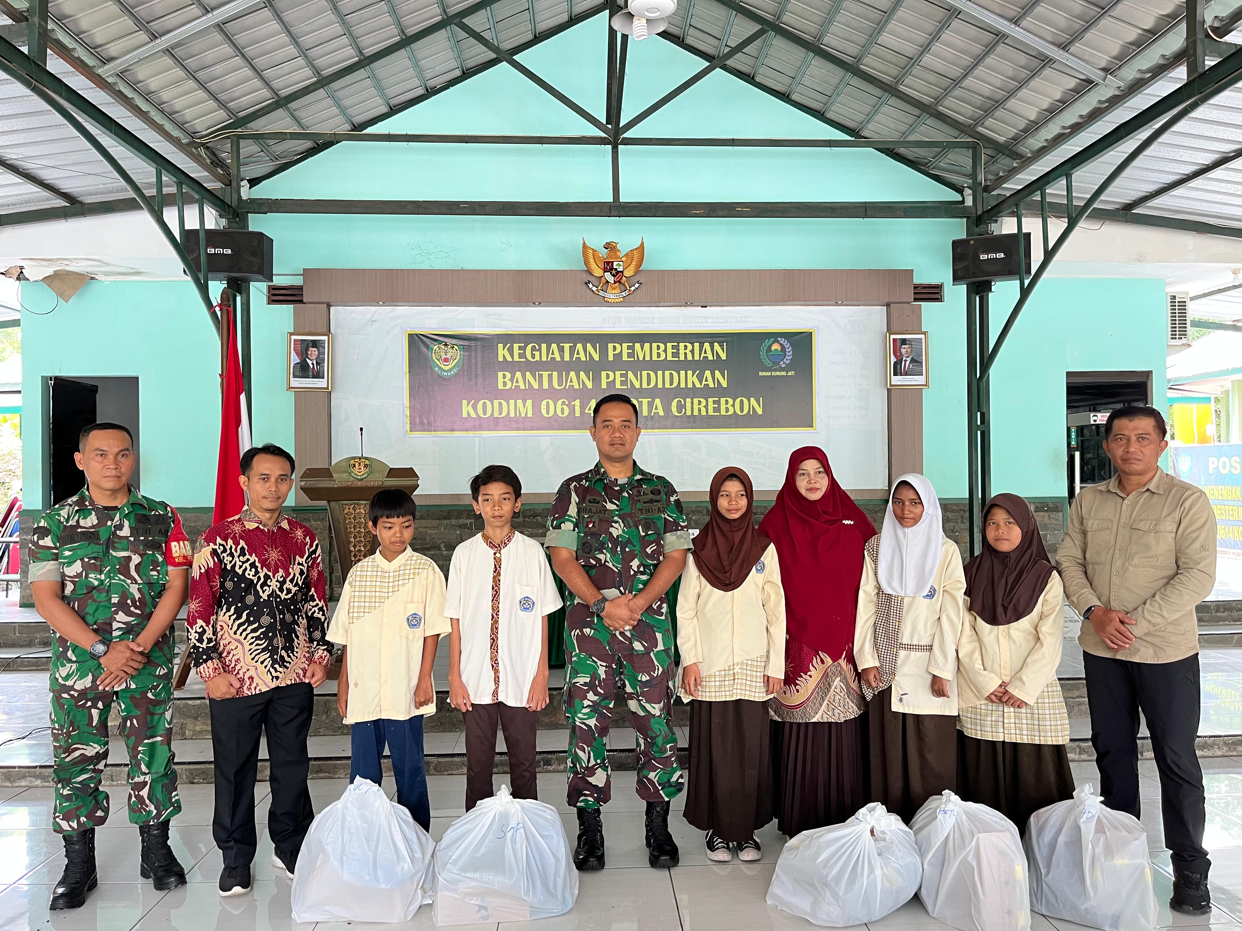 Kodim 0614/Kota Cirebon Berikan Bantuan Pendidikan kepada Siswa SMPN 3 Kota Cirebon