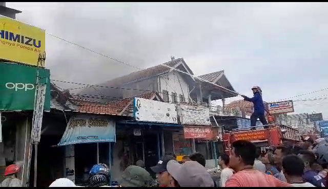 Kebakaran Hebat Terjadi di Losari, Hanguskan 8 Bangunan