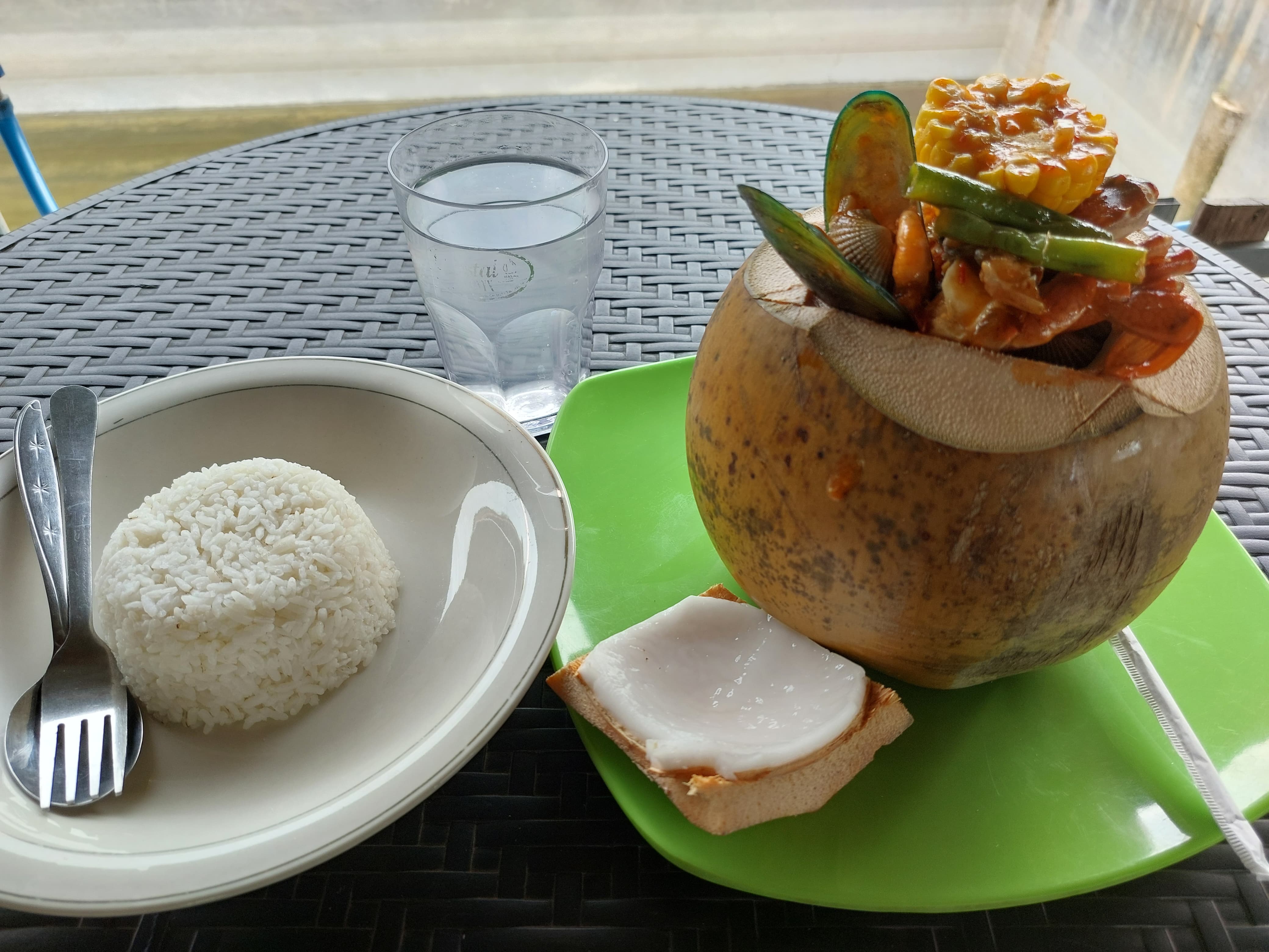 Makyus, Sensasi Makan Seafood Batok Kelapa