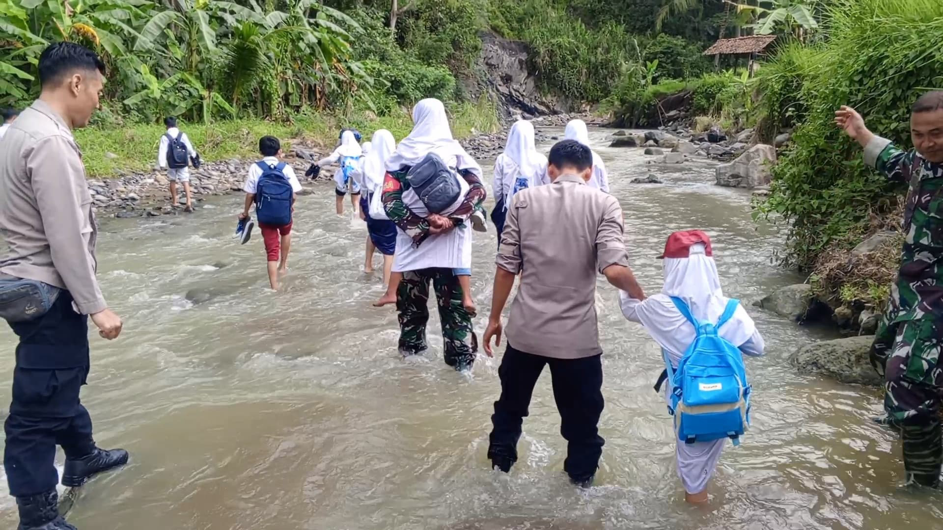 Jalan Penghubung Terlalu Jauh, Pelajar Desa Cipakem Pilih Terjang Sungai