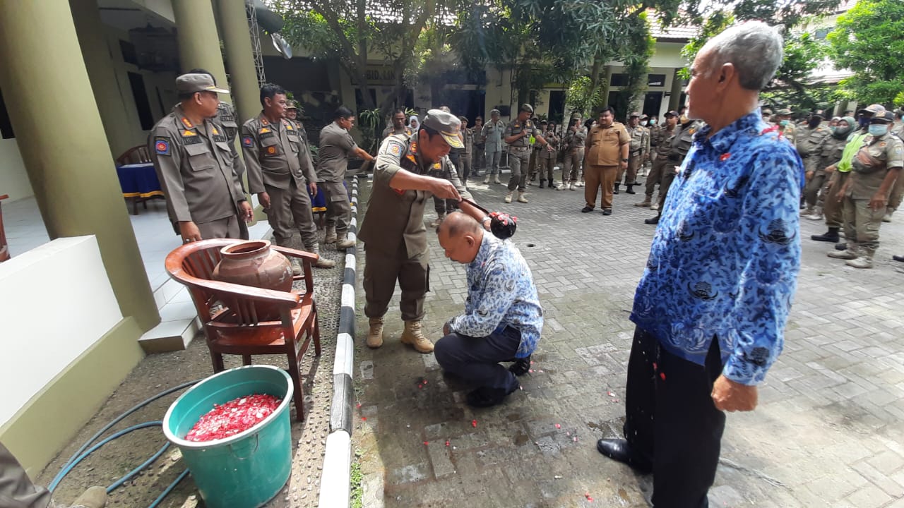 Begini Tradisi Satpol PP Kota Cirebon Sambut Anggota Baru