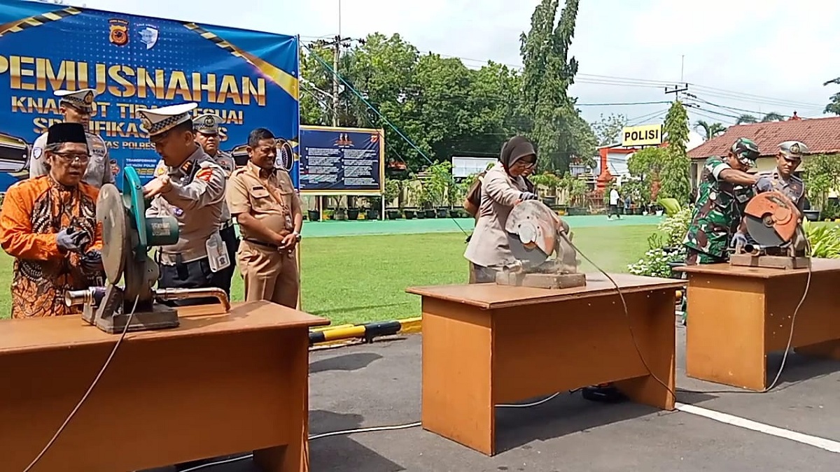 2.500 Lebih Knalpot Brong Dimusnahkan di Mapolresta Cirebon