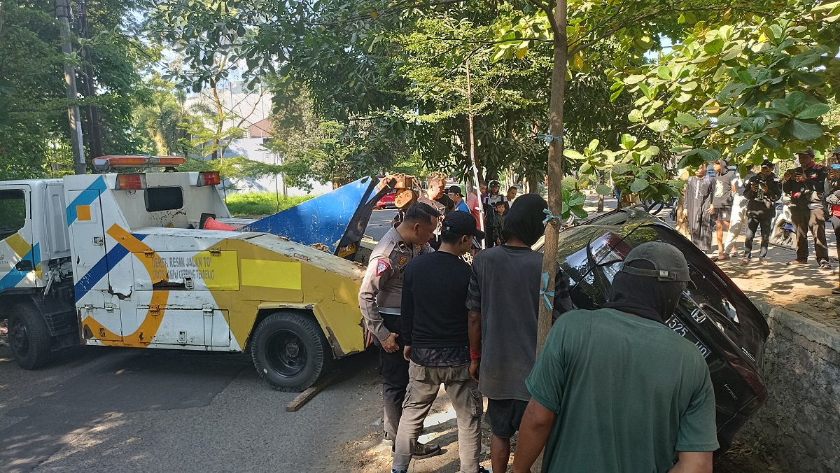 Mobil Masuk Parit di Jl Terusan Pemuda Dievakuasi, Pengemudi Akui Mengantuk