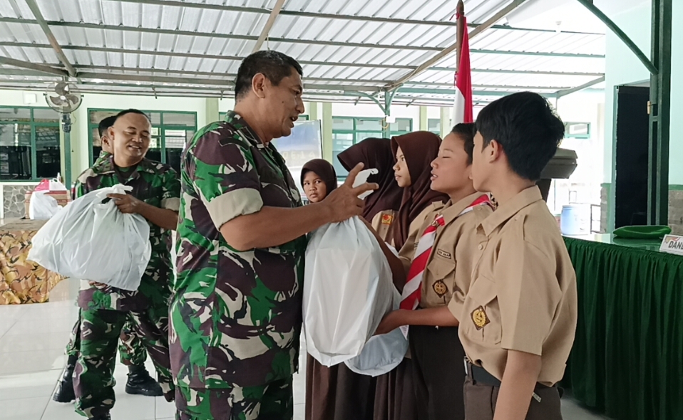 Berkolaborasi! Kodim 0614 Berikan Bantuan Spesial untuk Pelajar SMPN 9 Kota Cirebon