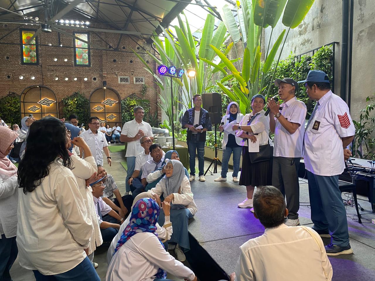 Kenakan Seragam Putih Abu-Abu, Alumni Smansa'87 Rayakan Persahabatan Tanpa Batas Waktu