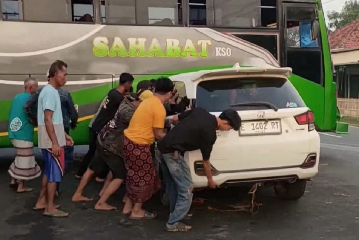 Detik-detik Kecelakaan di Jalan Raya Tambi Indramayu, Mobilio Tabrak Bus Sahabat