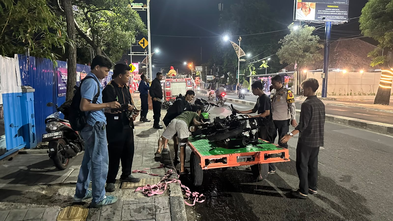 Motor Terbakar Dekat Perlintasan Kartini Cirebon, Warga dan Polisi Berjibaku Padamkan Api