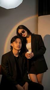 Tren Edit Foto di Lift dengan Jas Pakai Gemini AI