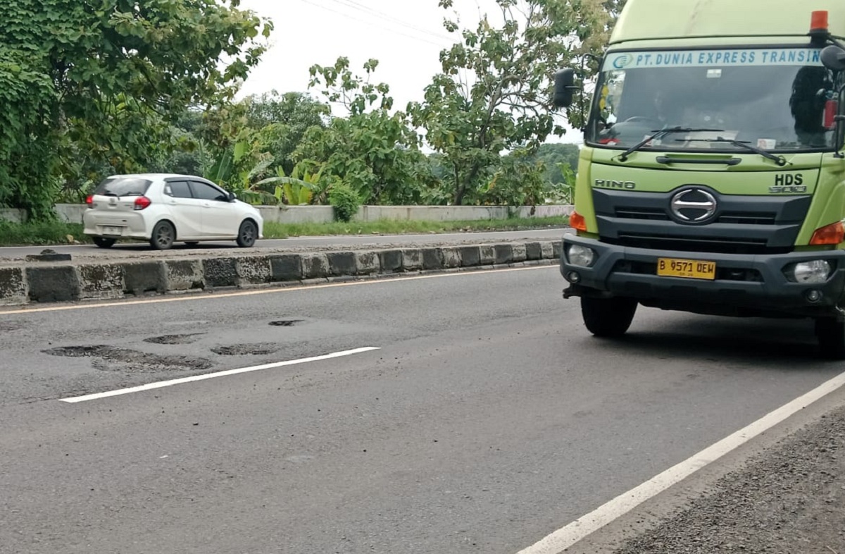 Hujan Deras Picu Kerusakan Jalan, Pantura Indramayu Bak Ranjau bagi Pengendara