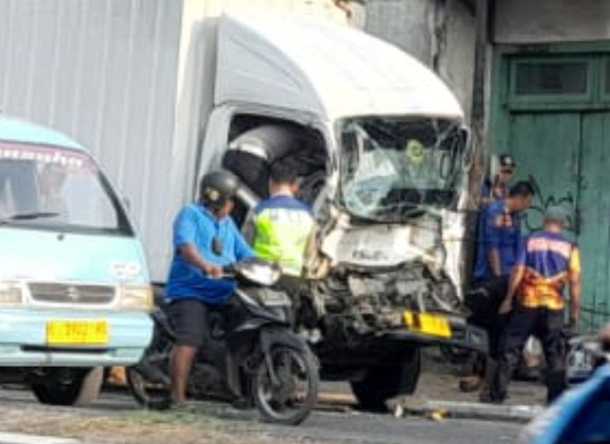 Truk Boks Tabrak Tronton, Sopir Terjepit