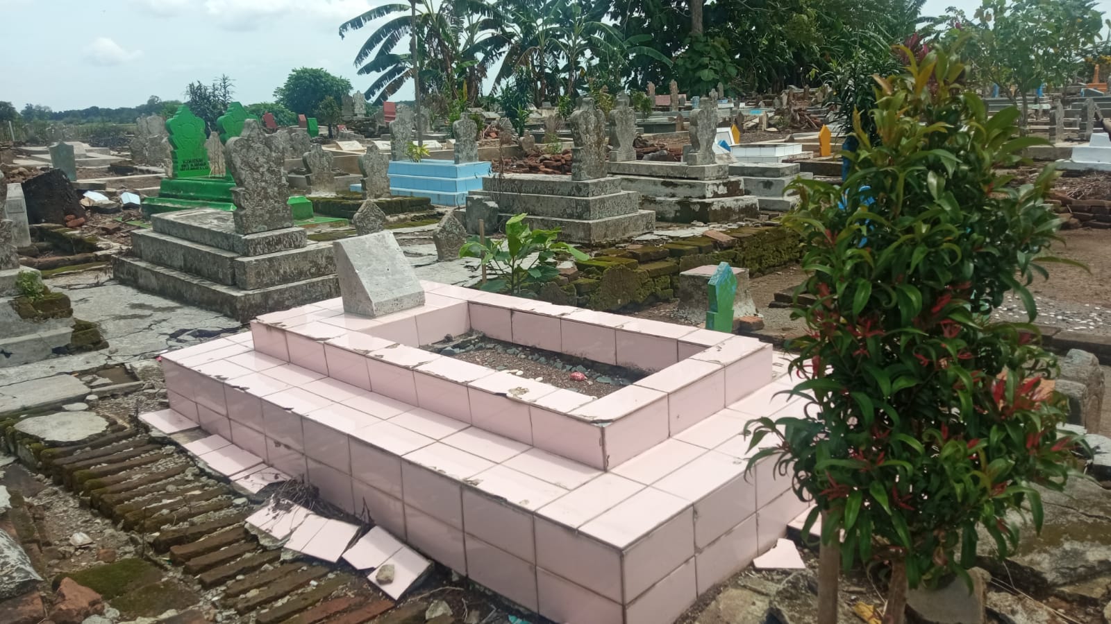 Mengunjungi Makam Kakek Luna Maya di Cirebon, Warga: Sekarang Baru Tahu Kalau Luna Maya Orang Sini