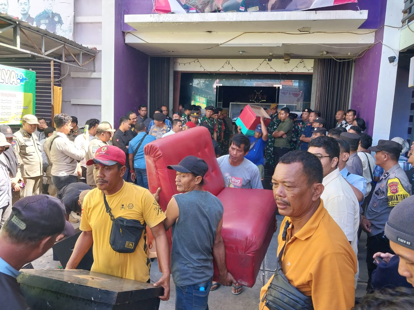 Eksekusi Karaoke Fantasi di Cirebon Berujung Ketegangan, Pengelola Klaim Tak Pernah Dilibatkan