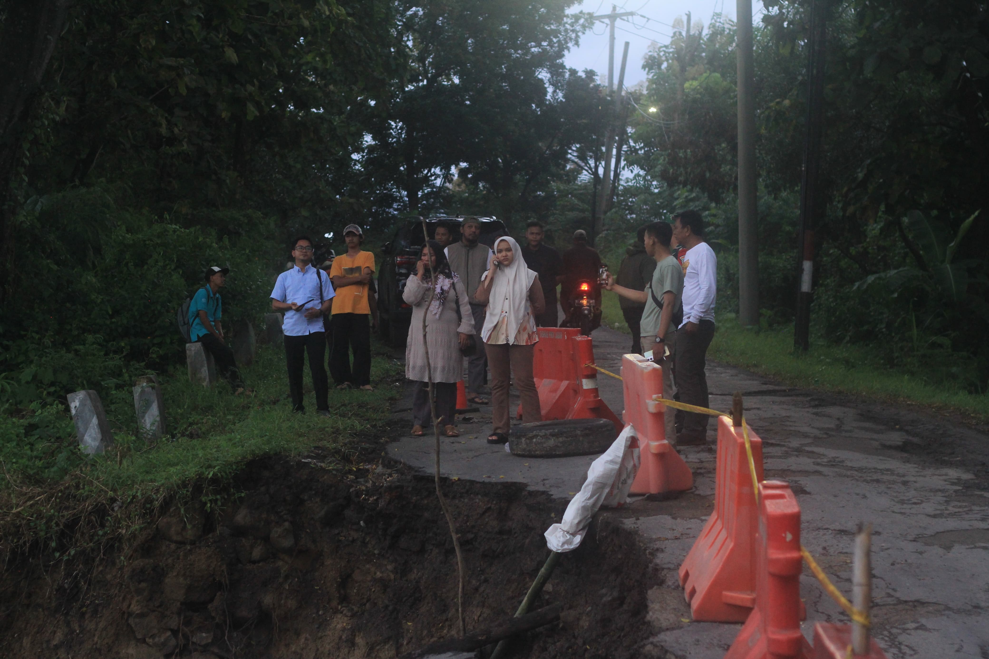 Ketua DPRD Tinjau Jalan Longsor Cipeujeuh-Kamarang 