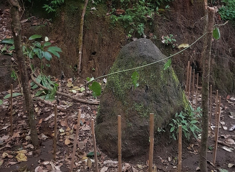 Batu Nyungcung Gunung Ciremai, Pamali Dilangkahi, Petilasan Tokoh yang Dirahasiakan