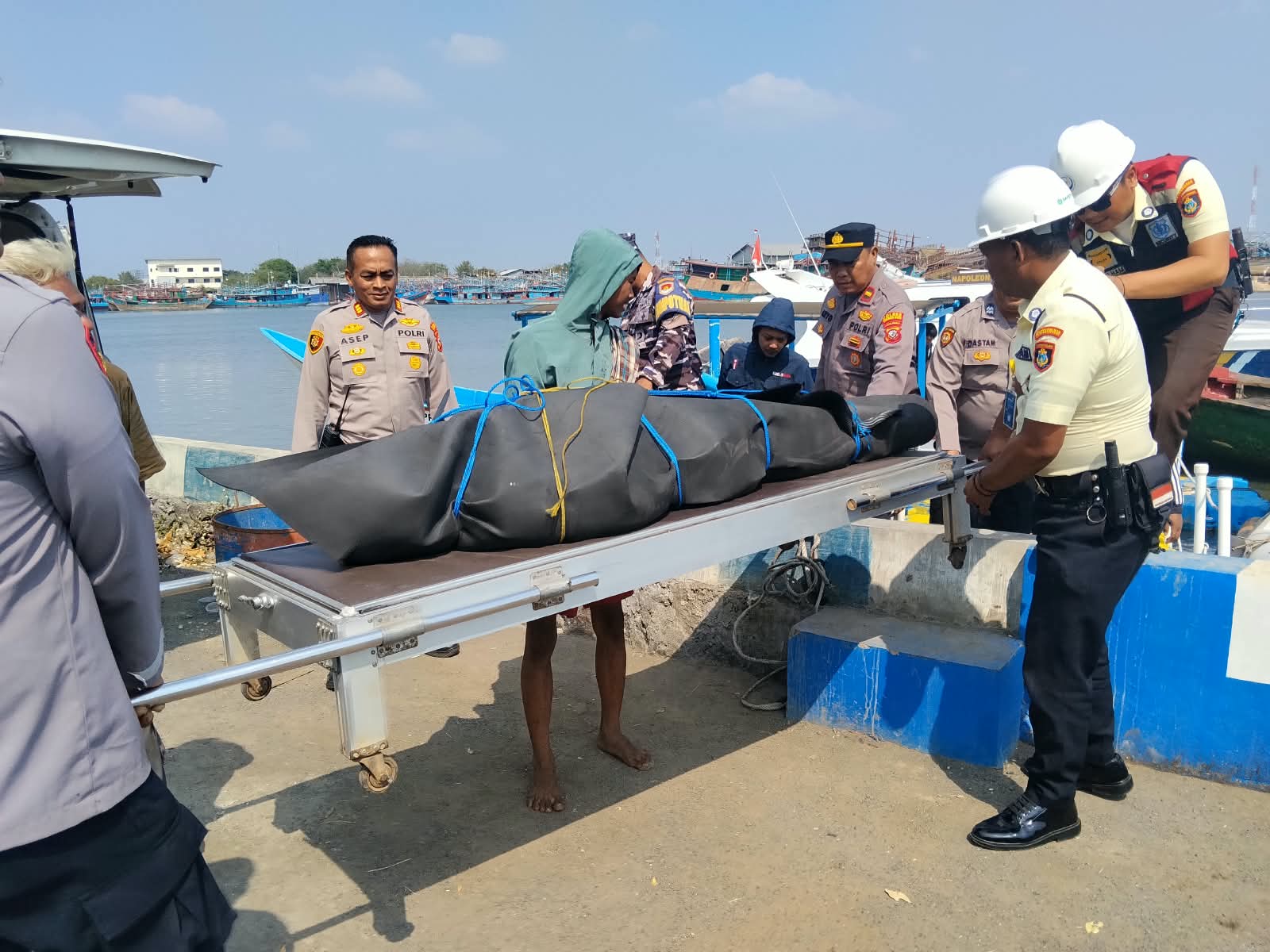 Momen Haru di Kejawanan, Polisi Gotong Jenazah ABK yang Meninggal di Tengah Pelayaran