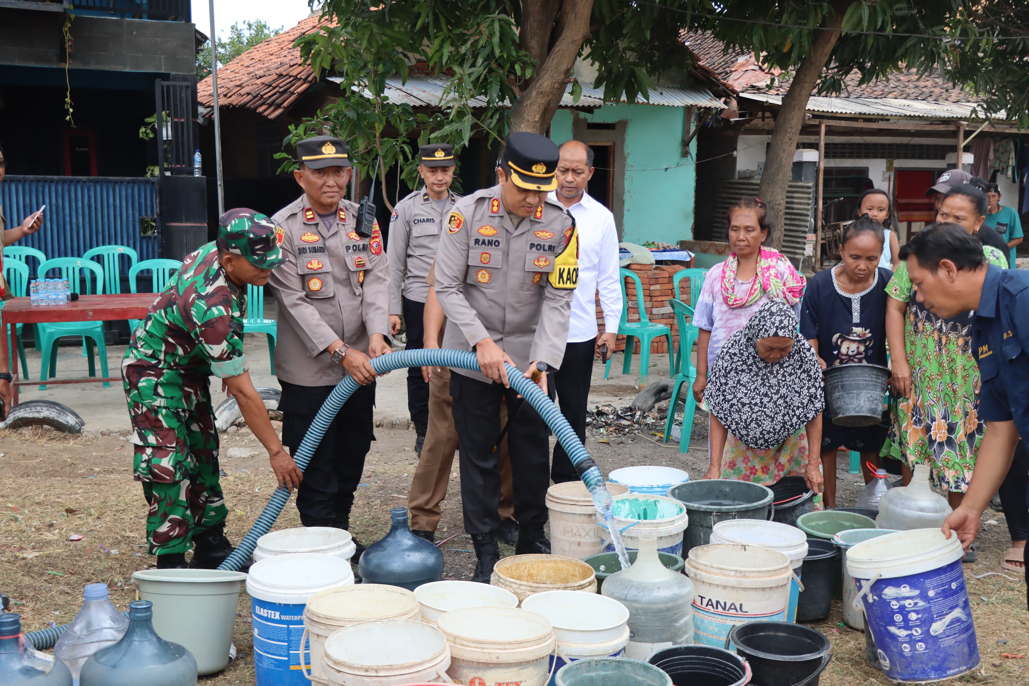 Kapolres Cirebon Kota Distribusikan  13.000 Liter Air Bersih Kepada Warga Banjarwangunan