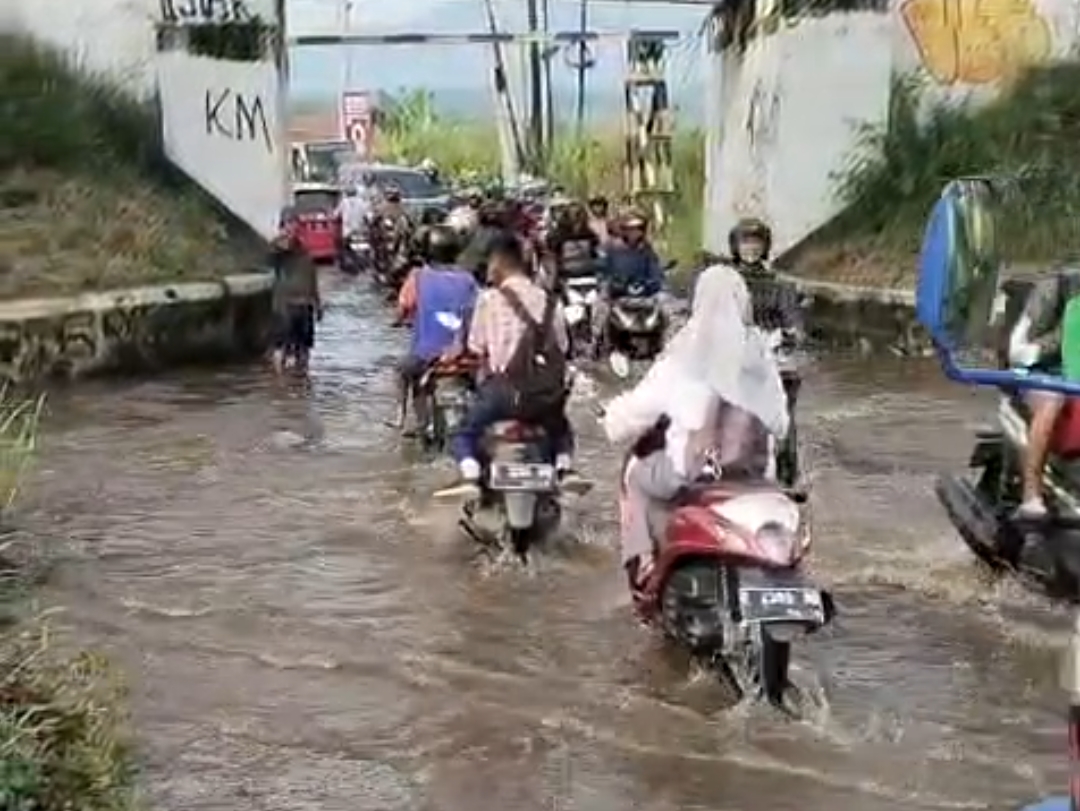 Terowongan Rel Kereta Api Mertapada Banjir, Polisi Hingga Damkar Turun Tangan
