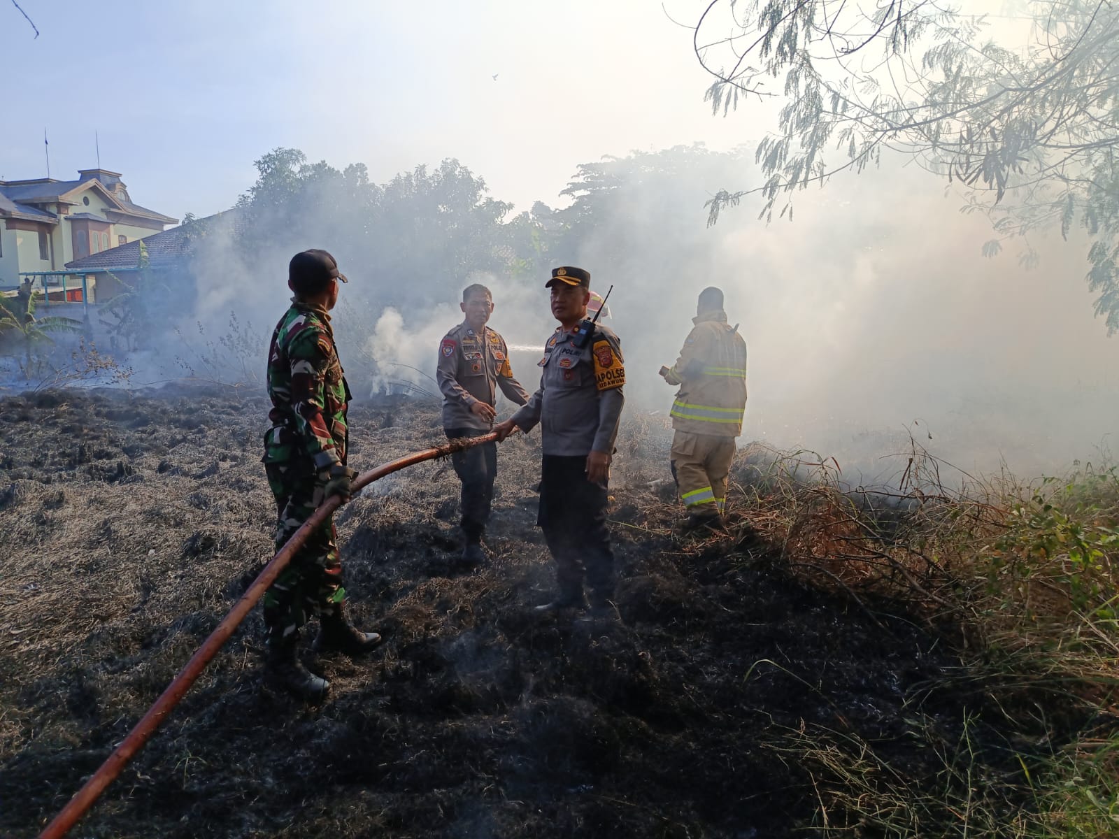 Kapolres dan Kapolsek Kedawung Turun Langsung Cek TKP Kebakaran Lahan