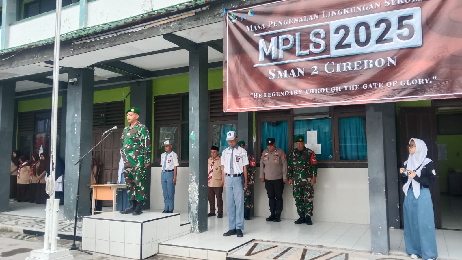 Danramil 1401/Kesambi Buka Kegiatan MPLS TA 2025 di SMAN 2 Kota Cirebon