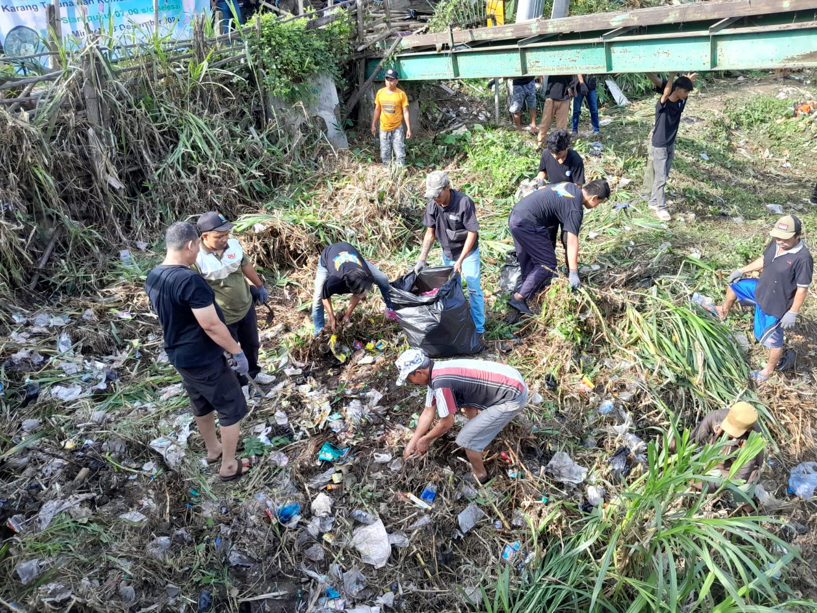 Cegah Banjir, Generasi Milenial Kota Cirebon Gelar Aksi Bersih-Bersih Sungai Cikalong