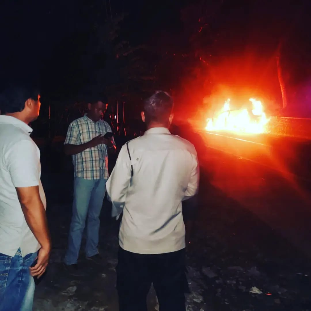 Mobil MPV Terbakar di Jalan Cikijing - Kuningan, Kapolsek: Akibat Konsleting Listrik