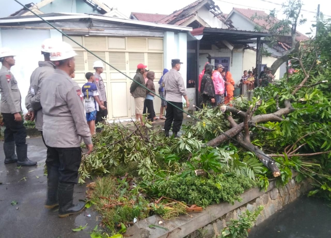 Angin Kencang Terjang Desa Muara Cirebon, Puluhan Rumah dan Sekolah Terdampak